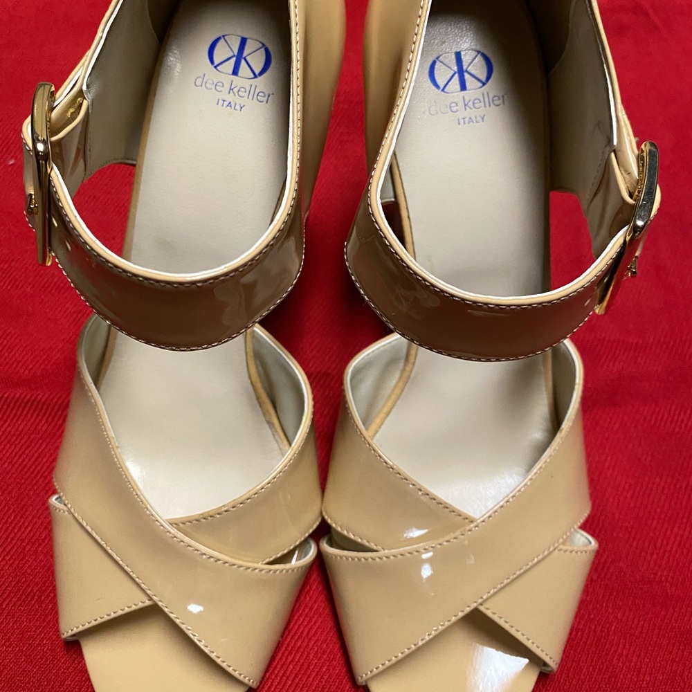 Dee Keller Womens Harper Patent Criss-Cross Sandal